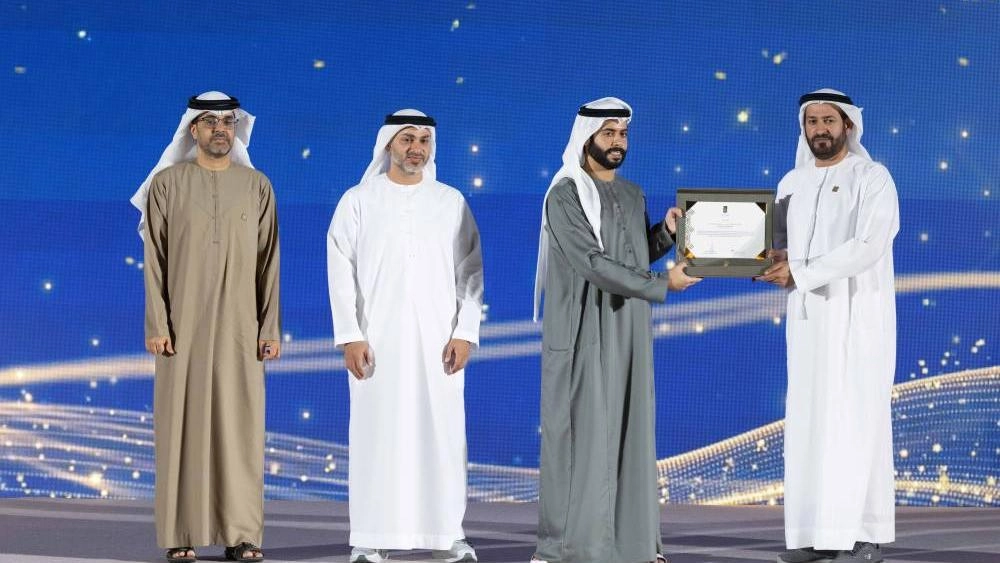 هزاع بن حمدان بن زايد يتوِّج الفائزين بمزاينة الإبل في مهرجان الظفرة