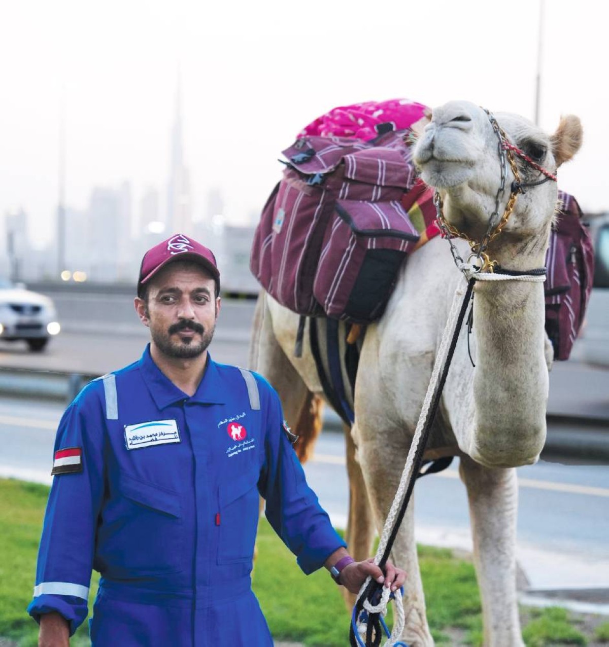 رحّالة يمني يصل دبي على ظهر الجمل