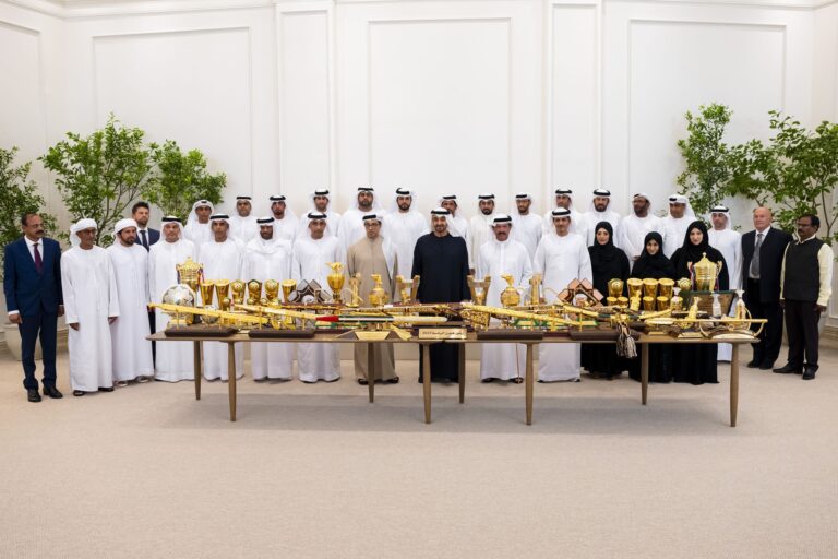 رئيس الدولة يستقبل فريق هجن الرئاسة