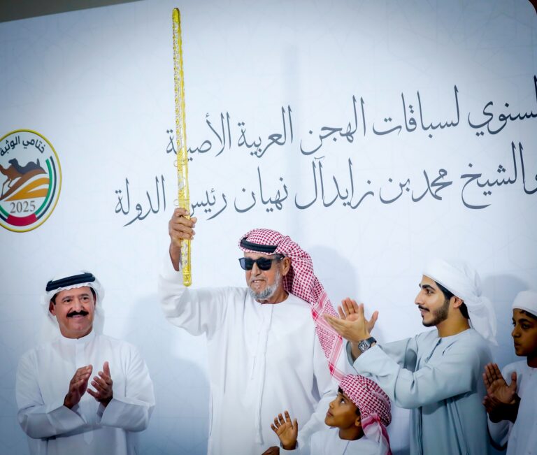 "مبشرة" تهدي الشامسي السيف الذهبي في ختام منافسات هجن أبناء القبائل بمهرجان الوثبة 2025