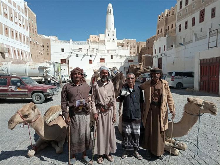من رمال شبوة  اليمنية إلى ظفار العمانية: رحلة 700 كيلومتر على ظهور الإبل تروي حكاية إرادة وعراقة