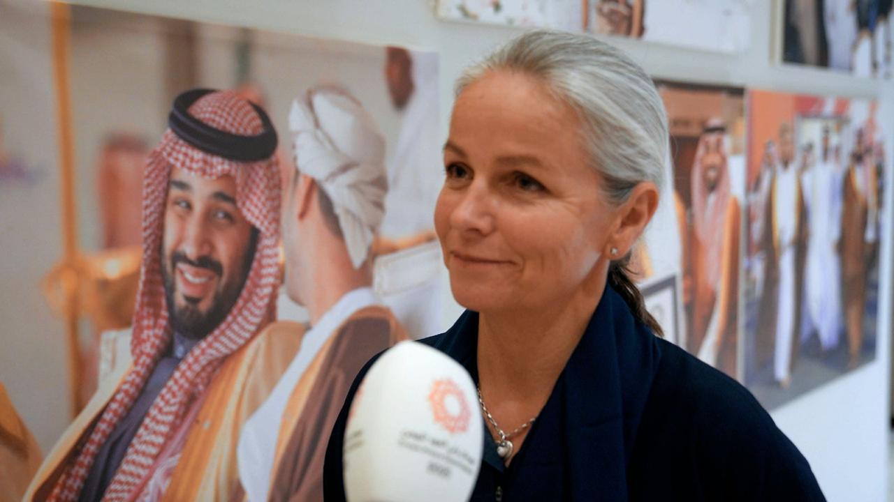 من متفرجة إلى عاشقة للهجن… قصة البريطانية شيلا راسيل مع مهرجان ولي العهد