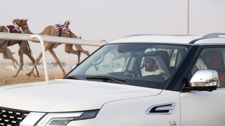 حمدان بن زايد يشهد جانباً من فعاليات مهرجان الظفرة لسباقات الهجن ويتوّج الفائزين في أشواط الرموز