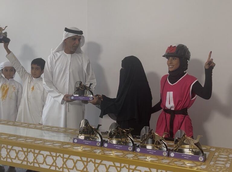 لمسة إنسانية في ميدان الروضة.. فاطمة العامري تصطحب والدتها لحظة التتويج