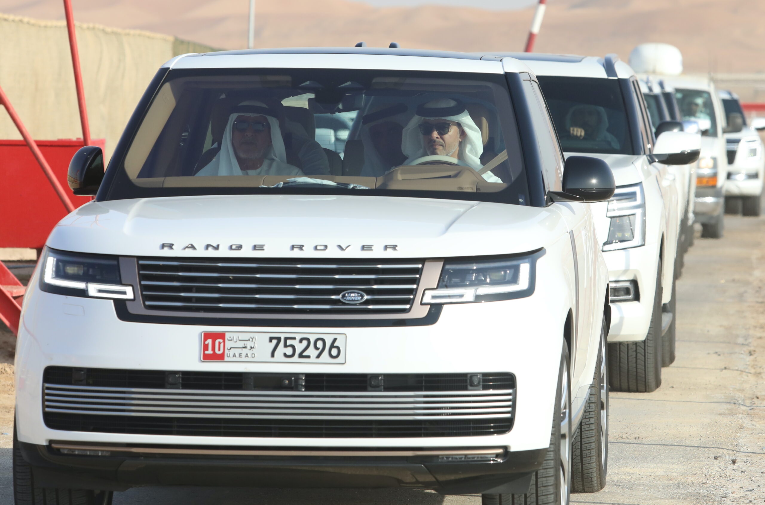  بحضور الشيخ هزاع بن زايد.. “فخر” و“الموج” يتألقان في ختام مهرجان العين لسباقات الهجن بميدان الروضة