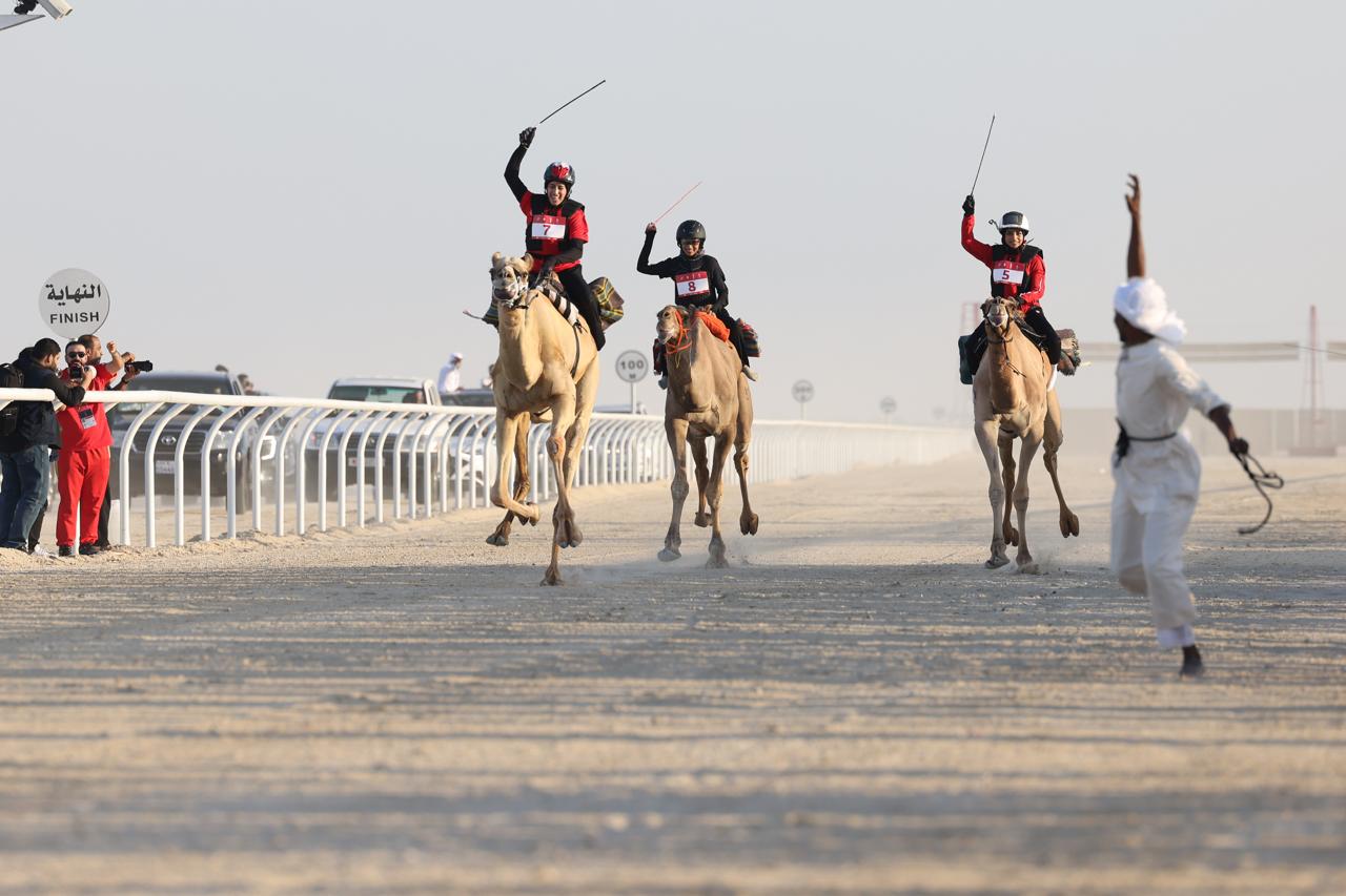 منتخب الإمارات للهجن يتألق آسيوياً.. ذهبيتان وفضيتان في الظهور الأول بالبحرين