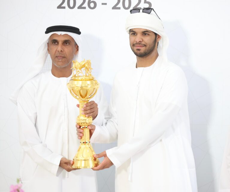 ثلاثية ذهبية تضع هجن بن مرخان في صدارة المنافسات بمهرجان جائزة زايد الكبرى .. فيديو
