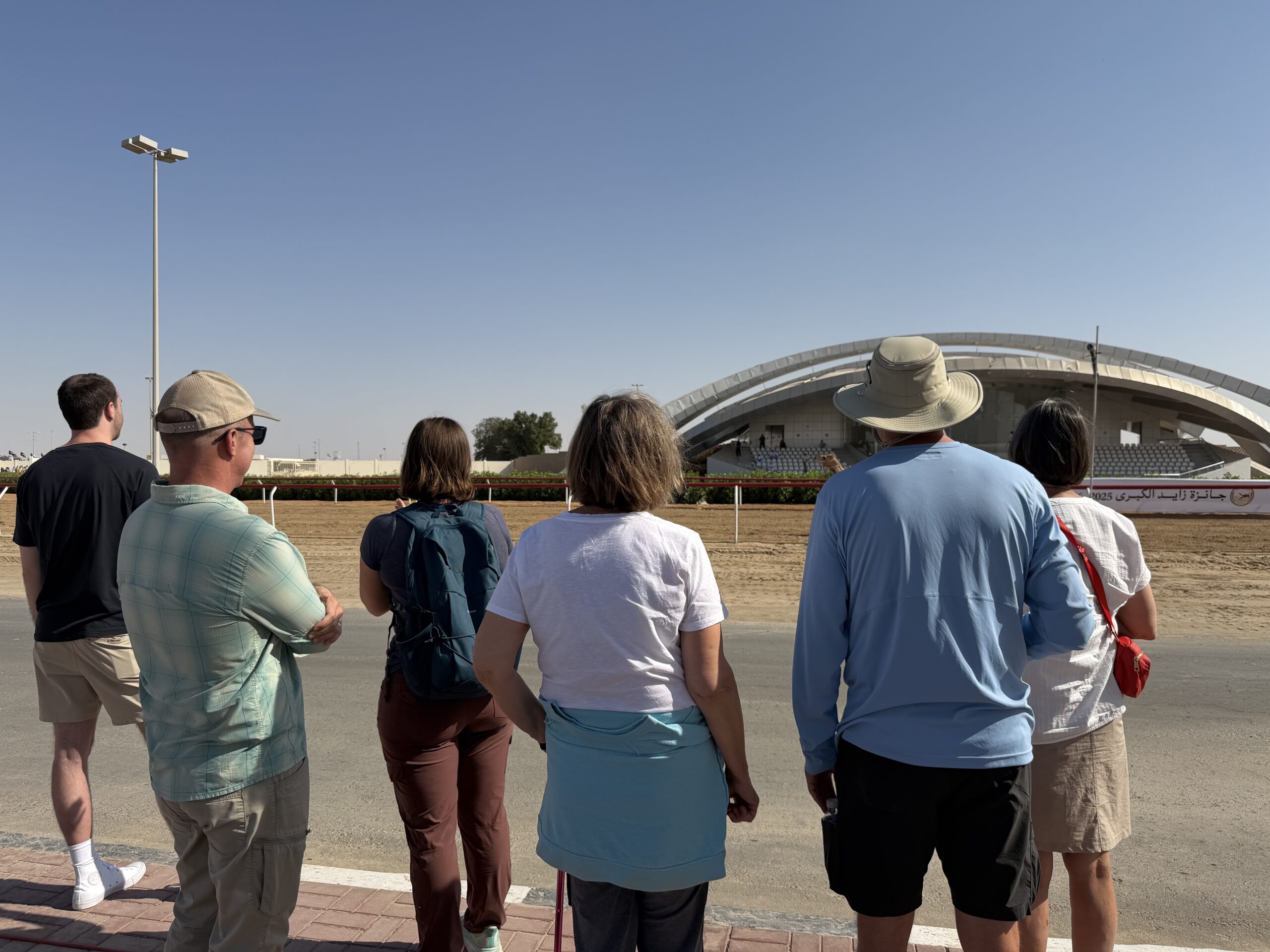 سياح ومقيمون من مختلف الجنسيات يشاركون أهل الهجن شغف سباقات «زايد الكبرى» في الوثبة