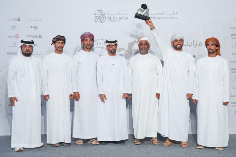 تتويج الفائزين في أشواط سن الحقايق في مزاينة رزين بمهرجان الظفرة