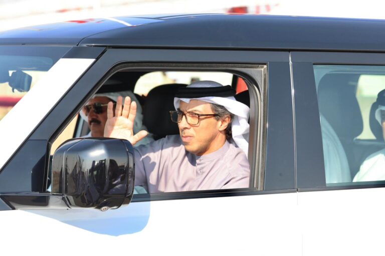 منصور بن زايد يشهد منافسات جائزة زايد الكبرى للهجن 2025 ويحضر مأدبة غداء أقامها سلطان بن حمدان