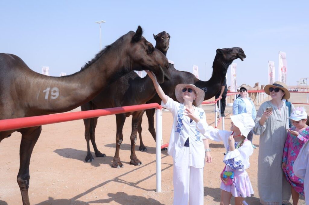 سويحان تبهر السياح.. مهرجان الظفرة ينقلهم إلى قلب التراث الإماراتي الأصيل