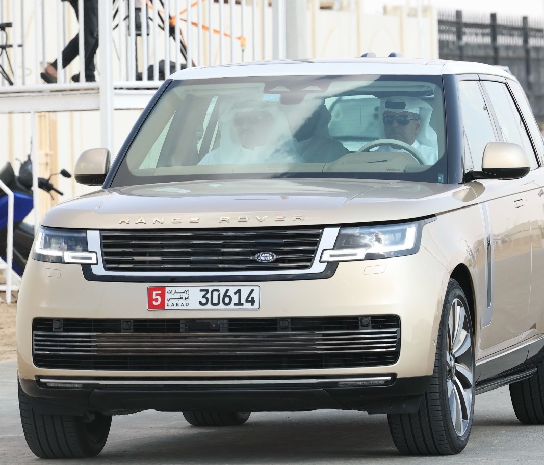 بحضور الشيخ سلطان بن حمدان… انطلاقة قوية لأشواط الفترة المسائية في ميدان الوثبة وتتويج أربعة رموز في سنّ الحقايق