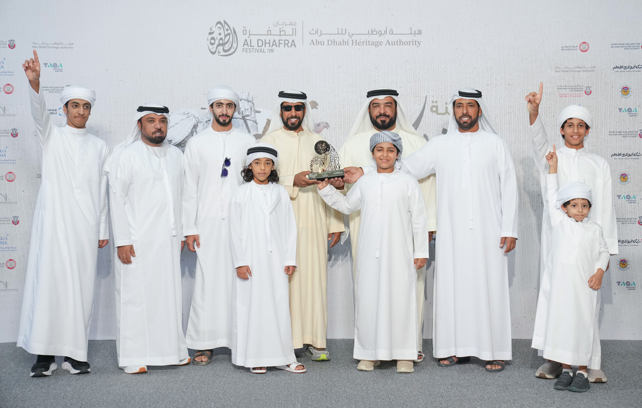 مزاينة رزين تتوهّج بالمنافسة.. تتويج 115 فائزاً في أشواط الإيذاع بالمحطة الثانية للظفرة 19