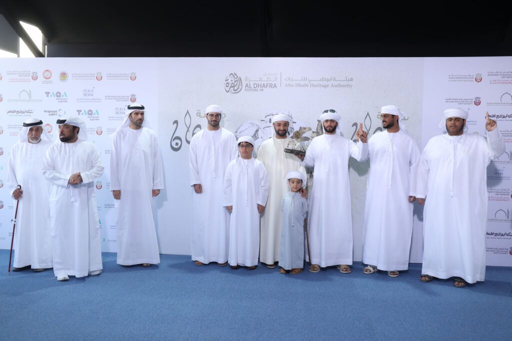 خالد بن سلطان بن زايد يتوج الفائزين بمزاينة سويحان