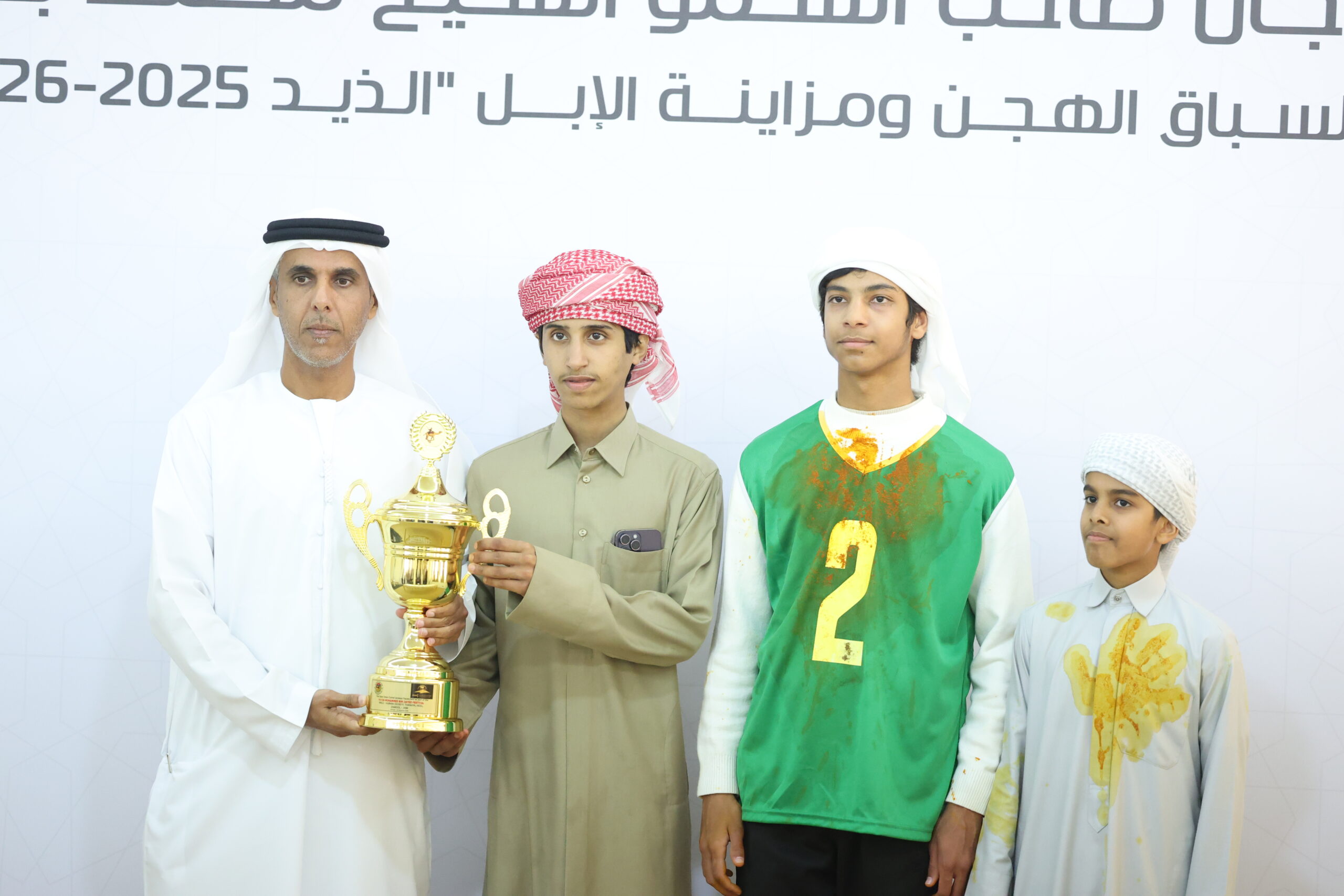 مهرجان صاحب السمو الشيخ محمد بن زايد 2025: ذكوراً وإناثاً من جنسيات متعددة… شباب يتنافسون على ظهور الهجن في لوحة تراثية بديعة