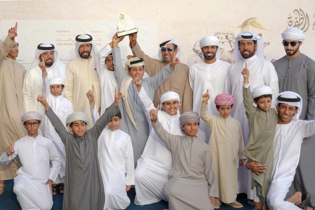 مزاينة مدينة زايد تشعل التحدي في يومها السادس بمهرجان الظفرة 19