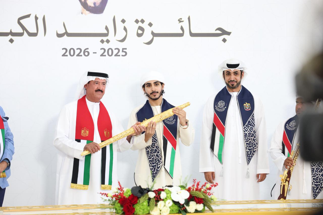 مزدلّفة تنتزع السيف العاشر وتهديه لشعار بن حماد الشامسي .. صور وتفاصيل