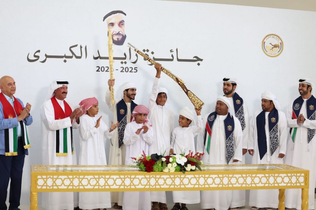 مزدلفة تمنح بن حماد " السيف الذهبي" أغلى رموز جائزة زايد الكبرى للهجن 2025