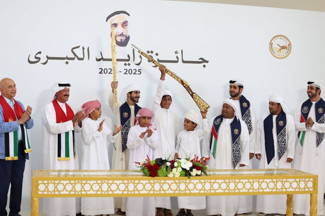 مزدلفة تمنح بن حماد " السيف الذهبي" أغلى رموز جائزة زايد الكبرى للهجن 2025