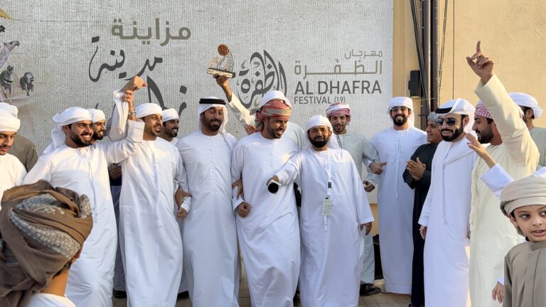 مشهدٌ متفرّدٌ لا يشبه سواه… مزاينة مدينة زايد بالظفرة تجسيدٌ للتراث .. صور وفيديو