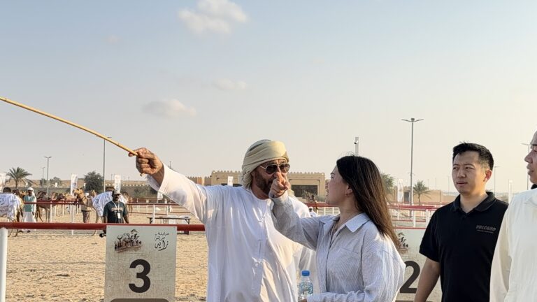 منصات الظفرة تجمع العالم على فرحة التراث… زوار من مختلف الجنسيات يشاركون ملاك الإبل بهجة التتويج في مزاينة مدينة زايد