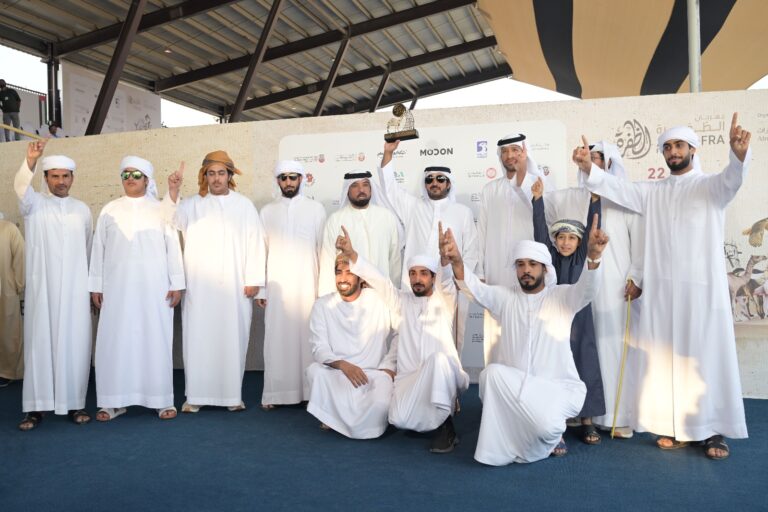 تتويج الفائزين بأشواط اللقايا في مزاينة الإبل بمهرجان الظفرة الختامي