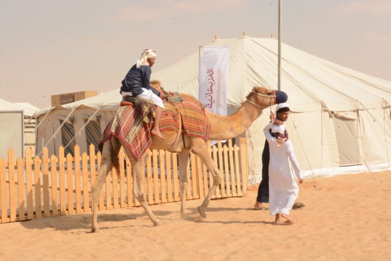 مخيم المربعانية.. إقبال واسع من الطلبة لتعلم السنع الإماراتي والممارسات التراثية
