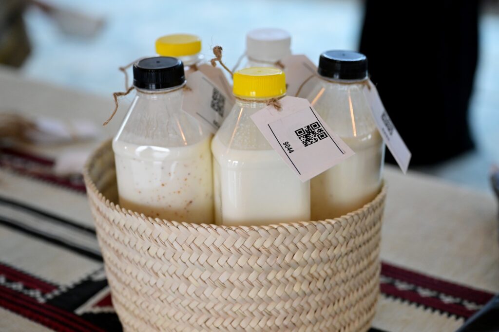 على نهج الأولين.. اللبن الحامض يتصدّر مشهد التراث في سوق الظفرة