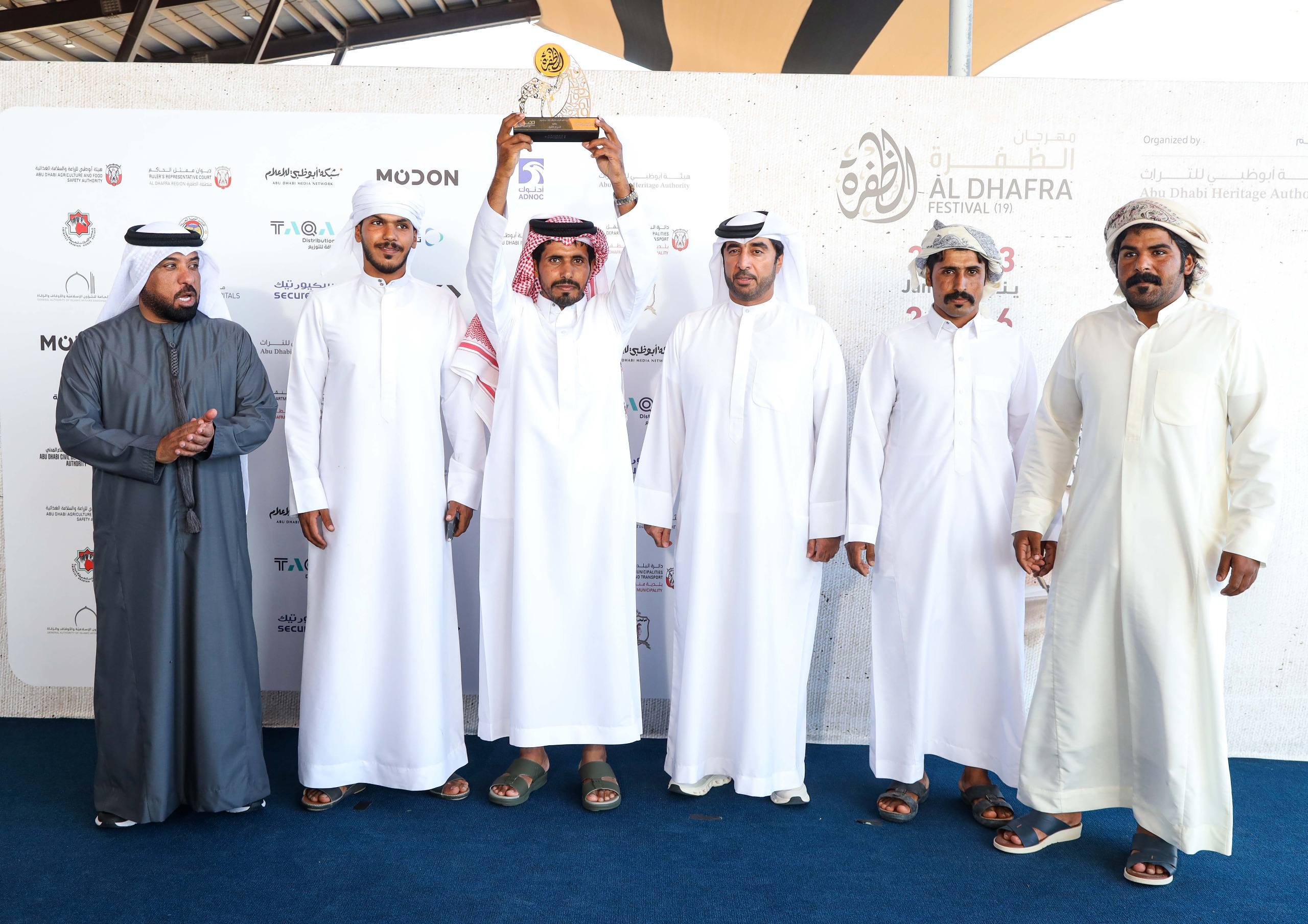 تتويج الفائزين في أشواط الحقايق التلاد بمهرجان الظفرة الختامي