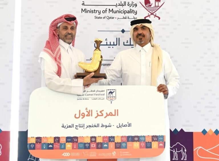 تتويج الفائزين في شوط خنجر الأصايل بمهرجان قطر للإبل