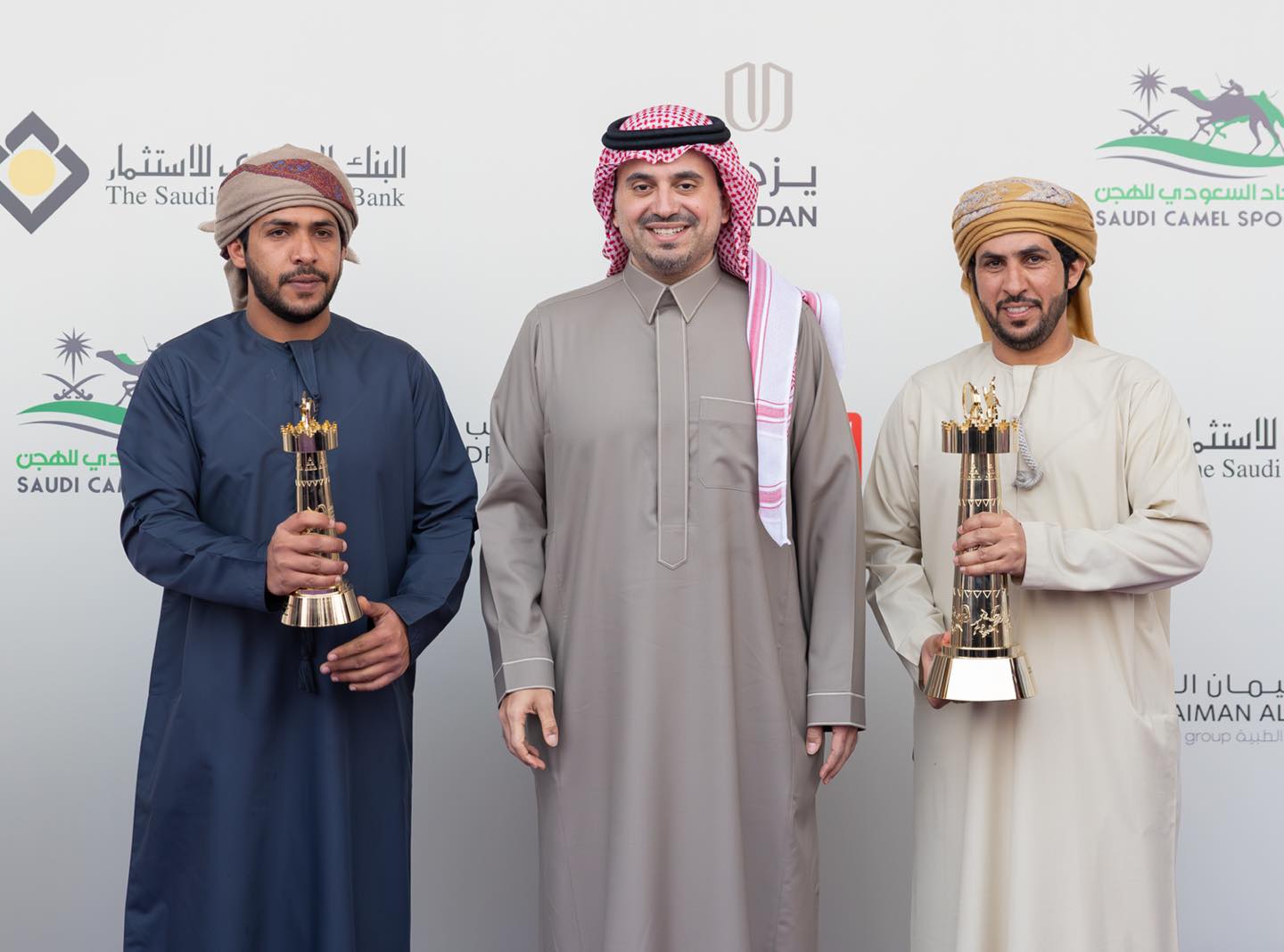 الأمير فهد بن جلوي يتوج أبطال “الجذاع” في مهرجان خادم الحرمين الشريفين