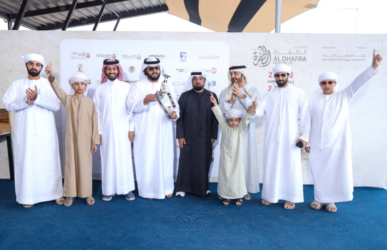 تتويج الفائزين بأشواط الإيذاع في مزاينة الإبل بمهرجان الظفرة الختامي