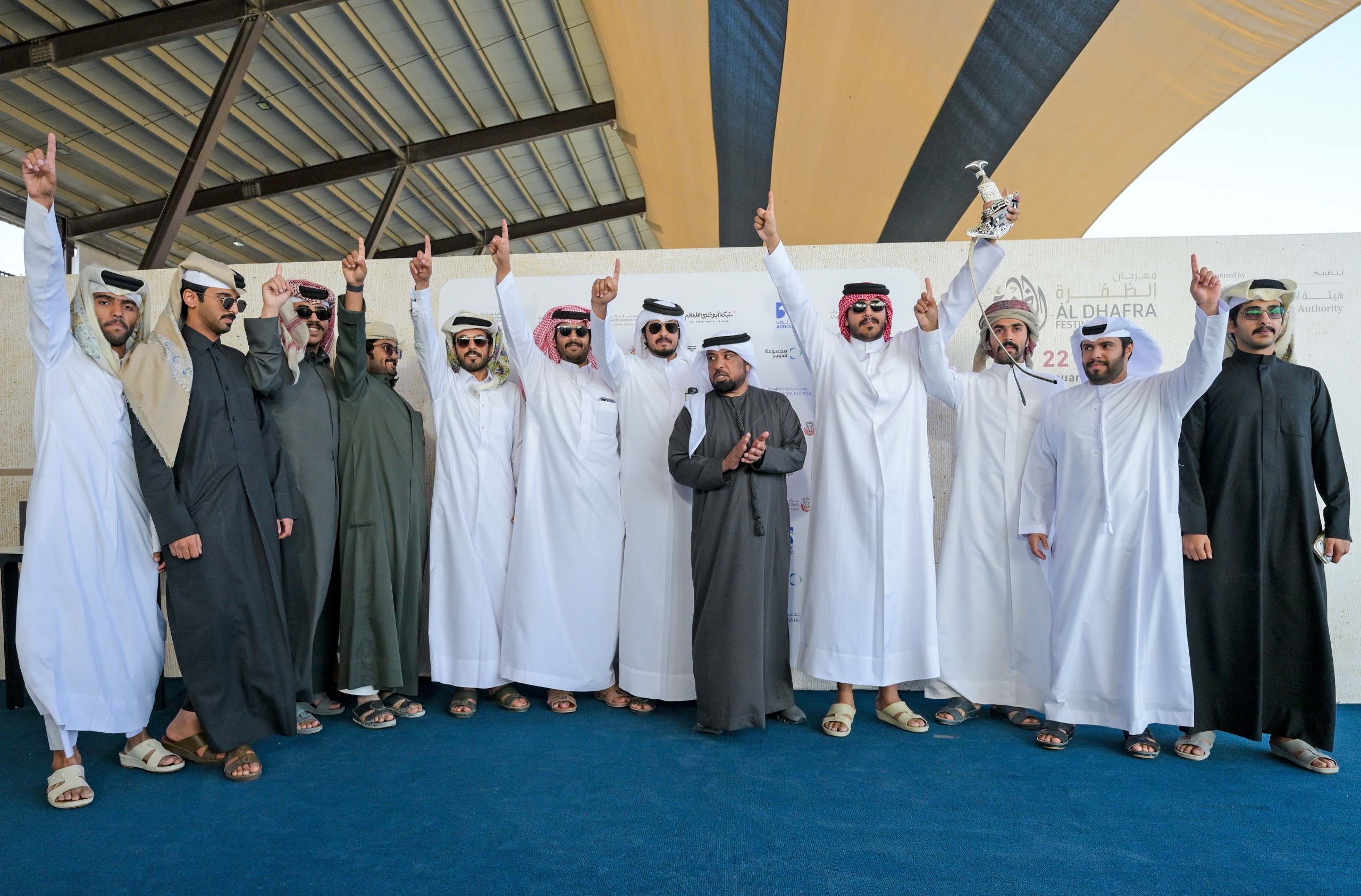         مهرجان الظفرة.. منافسات قوية في “انتاج العزبة” للإبل المحليات والمجاهيم