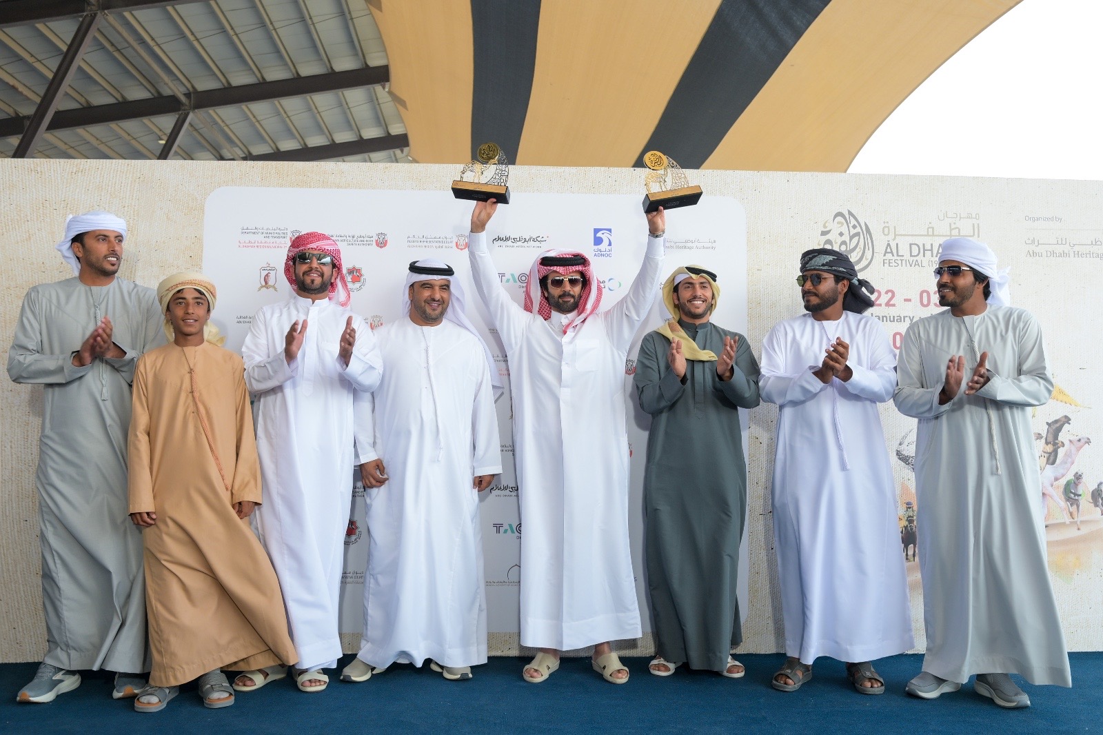 حضور جماهيري وتنافس قوي في مزاينة الإبل بمهرجان الظفرة الـ19