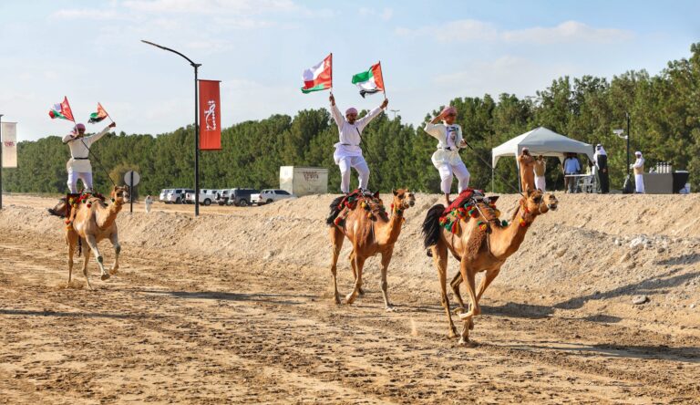تزامنًا مع مهرجان ولي عهد دبي للهجن 2026.. دبي تحتفي بالأصالة: إسدال على بطولتي كأس فزاع للعرضة وسيف الزمط 2026