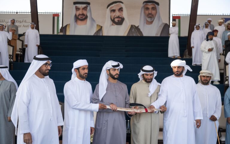 هزاع بن حمدان بن زايد يتوج الفائزين بمزاينة الإبل في مهرجان الظفرة