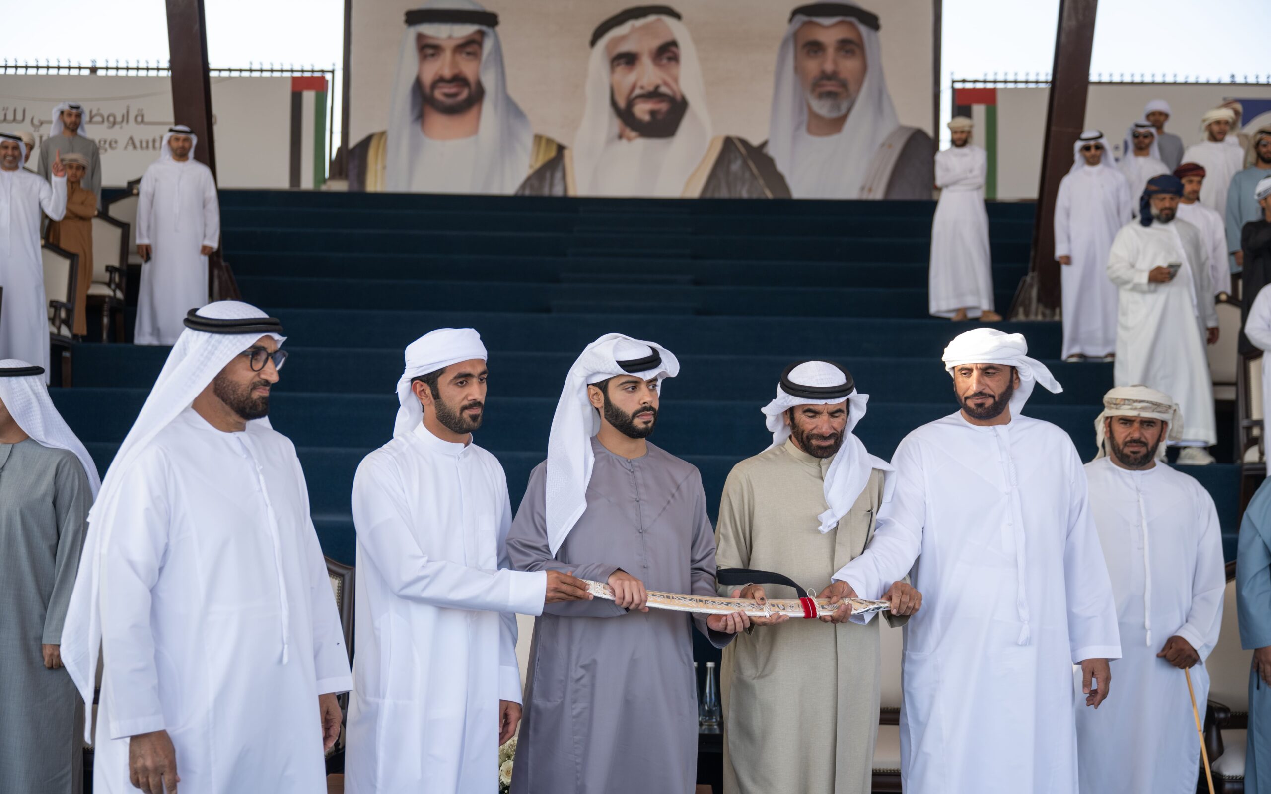 هزاع بن حمدان بن زايد يتوج الفائزين بمزاينة الإبل في مهرجان الظفرة