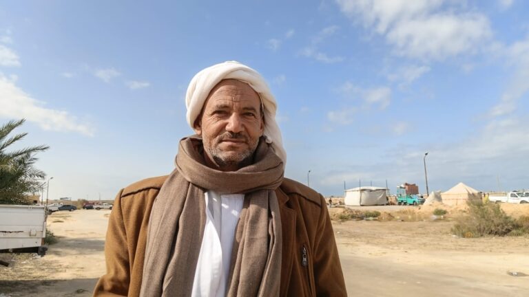 العطار يقطع 1600 كيلومتر للمشاركة في سباق الهجن على ساحل شمال سيناء