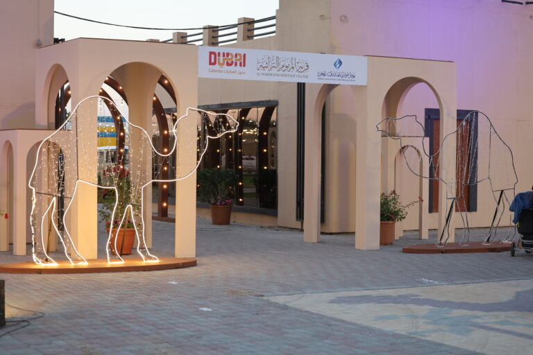 بين رمال المرموم… القرية التراثية تُنقلك إلى قلب الثقافة الإماراتية وسط سباقات الهجن 