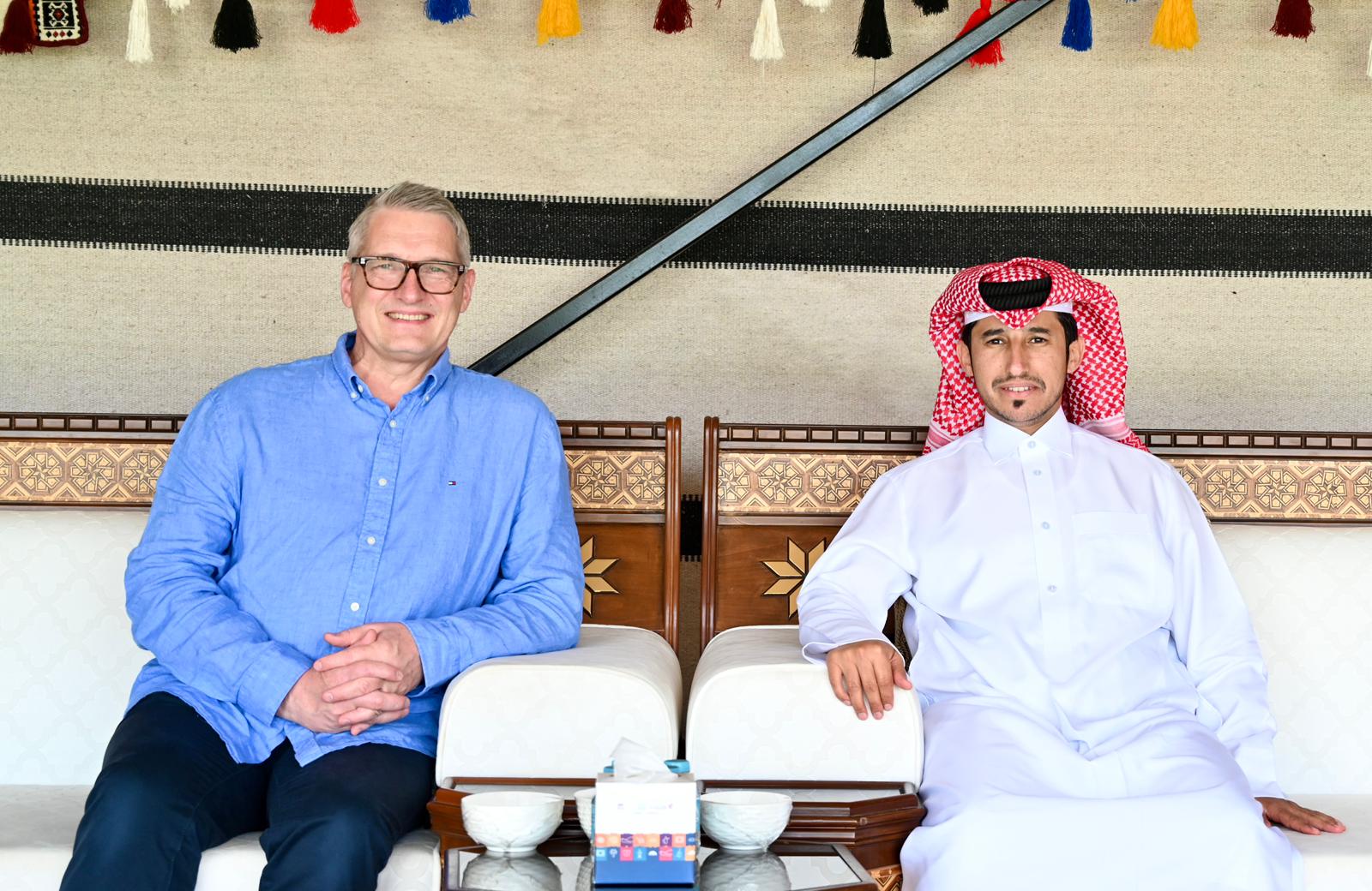 سفير فنلندا يُشيد بتراث قطر خلال زيارته لمهرجان قطر للإبل