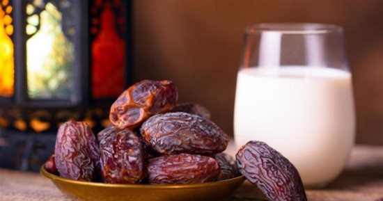 حليب الإبل والتمر .. إفطار بدوي بطعم التراث في ليالي رمضان
